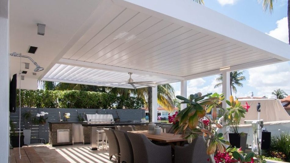 Gapless louvered roof pergola