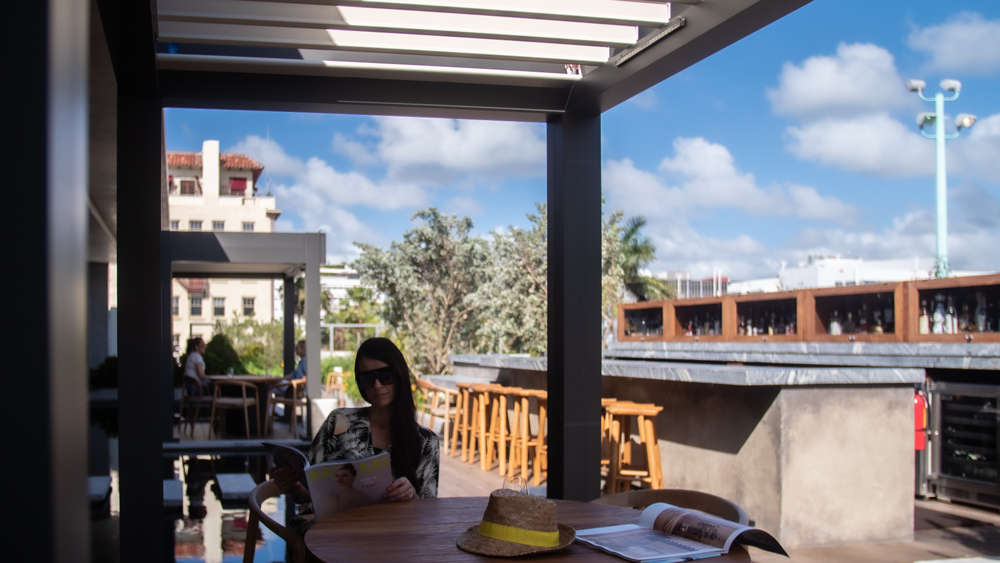 rooftop restaurant covered with louvered roof pergola in Miami Beach, fl - Azenco