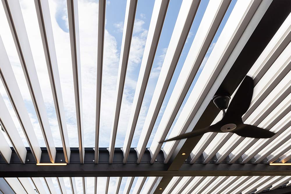 Keep the air circulating on warm days with integrated ceiling fans, ensuring a cool and pleasant environment for customers. Azenco Outdoor pergolas with fans
