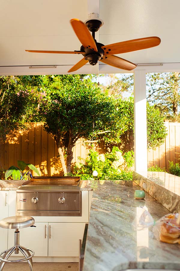 Covered outdoor kitchen - All white R-Shade pergola and fan by Azenco