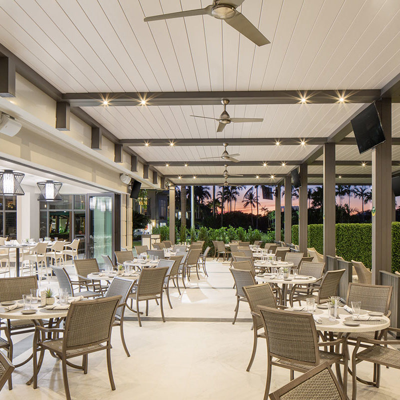 Gapless louvered roof - restaurant terrace