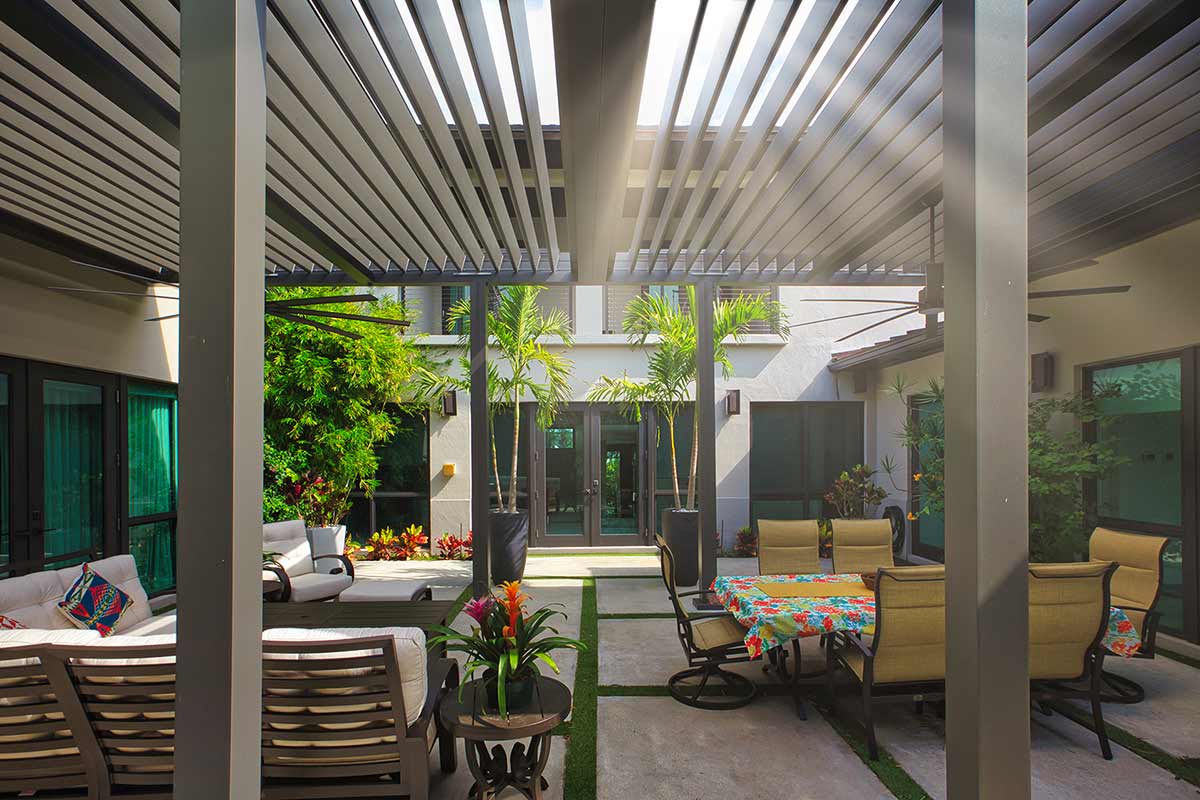 Luscious garden in Sout Miami Florida with a pergola by Azenco