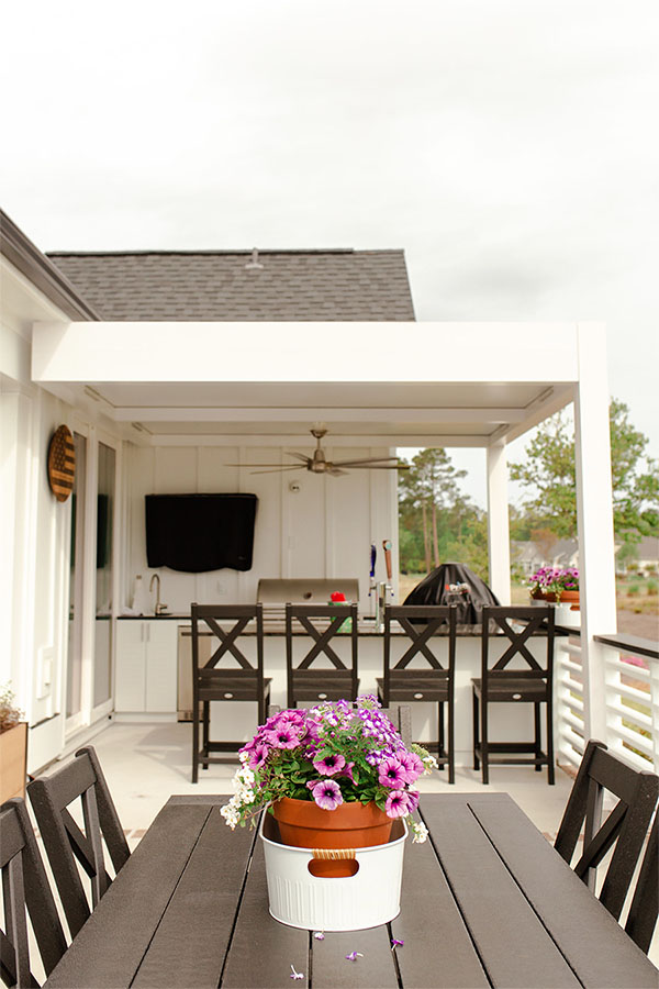 Residential outdoor space with white pergola by Azenco