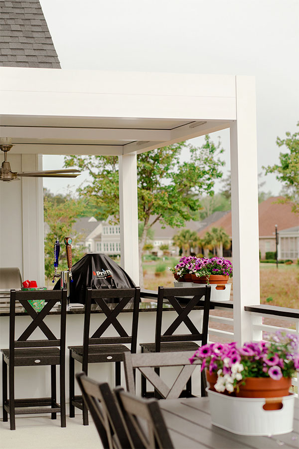 Outdoor kitcehn and bar covered by fized roof pergola - White aluminum frame and inualted roof - Azenco