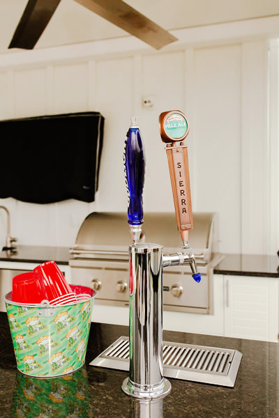 Outdoor bar beer pump with solid roof pergola in aluminum