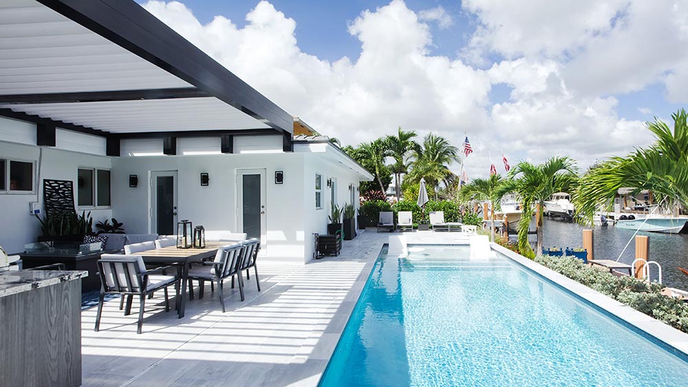 Tuxedo style, black and white pergola - Azenco