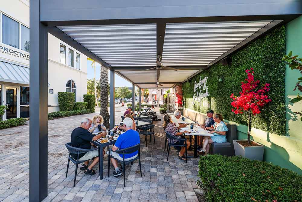 Motorized louvered pergola R-BLADE for restaurant covered outdoor space - Azenco