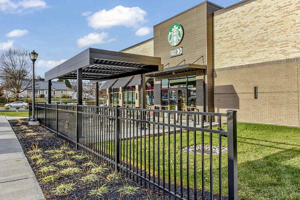 Starbucks terrace with Azenco R-BREEZE pergola in Pennsylvania