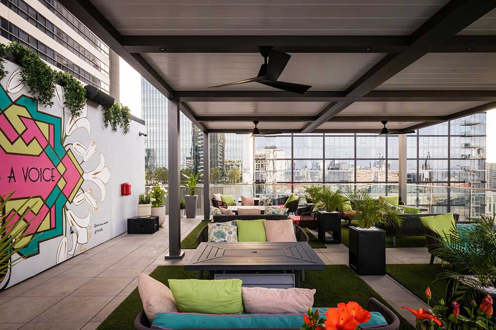 Louvered pergola and fan on hotel rooftop terrace - Azenco Outdoor