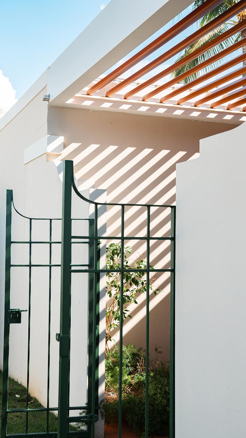 Easy maintenance on aluminum louvered pergola by Azenco