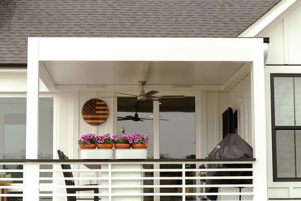 Modern aluminum pergola with fixed roof in North Carolina - By Azenco