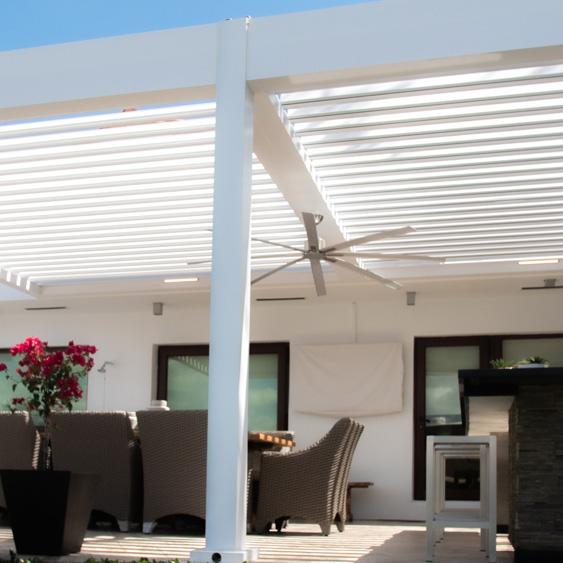 Hurricane rated pergola coveirn an outdoor kitchen - Azenco