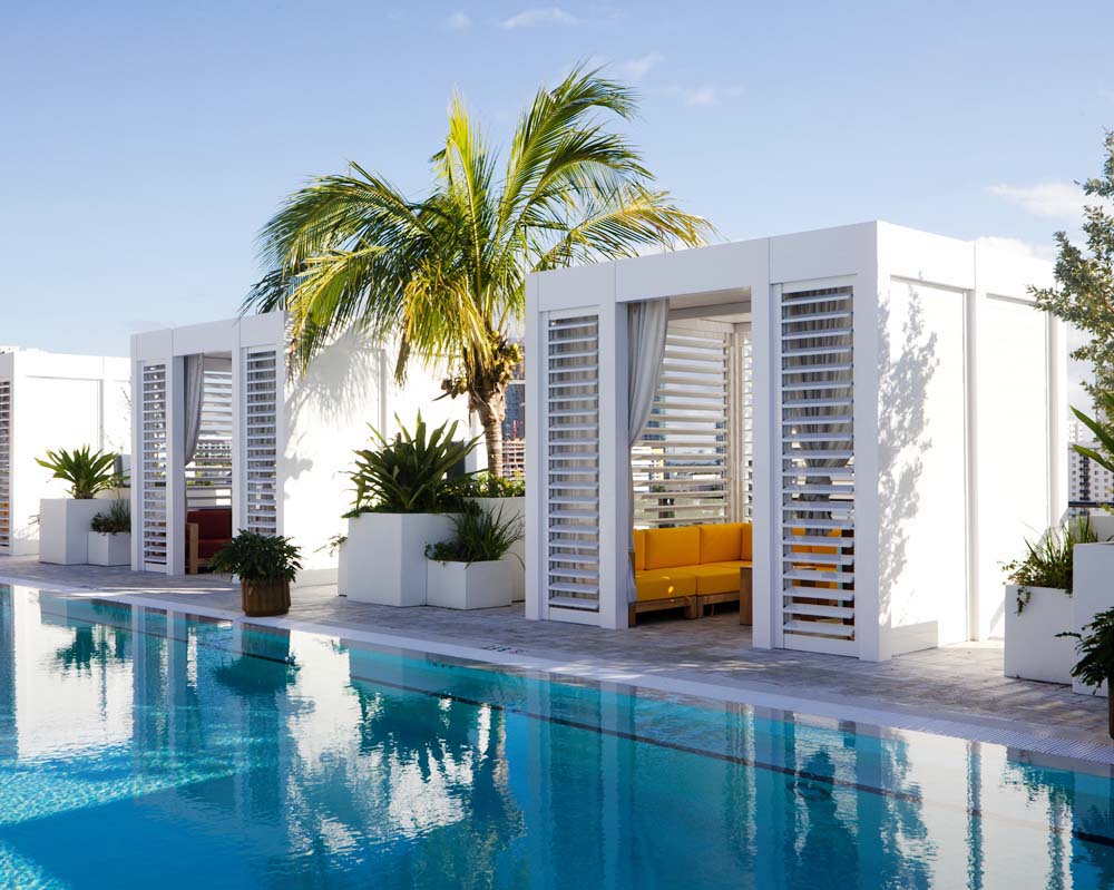 To ensure the cutom reort cabana design would secure the necessary approvals from permitting authorities, the team selected the Azenco R-Shade fixed-roof pergolas for this commercial project.