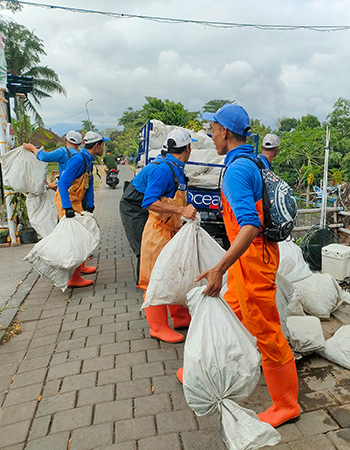 4ocean beach cleanup Jembrana Ijo Gading River - Partner Azenco Outdoor