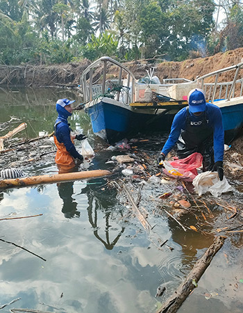 4ocean beach cleanup Jembrana Ijo Gading River crew at work - Partner Azenco Outdoor