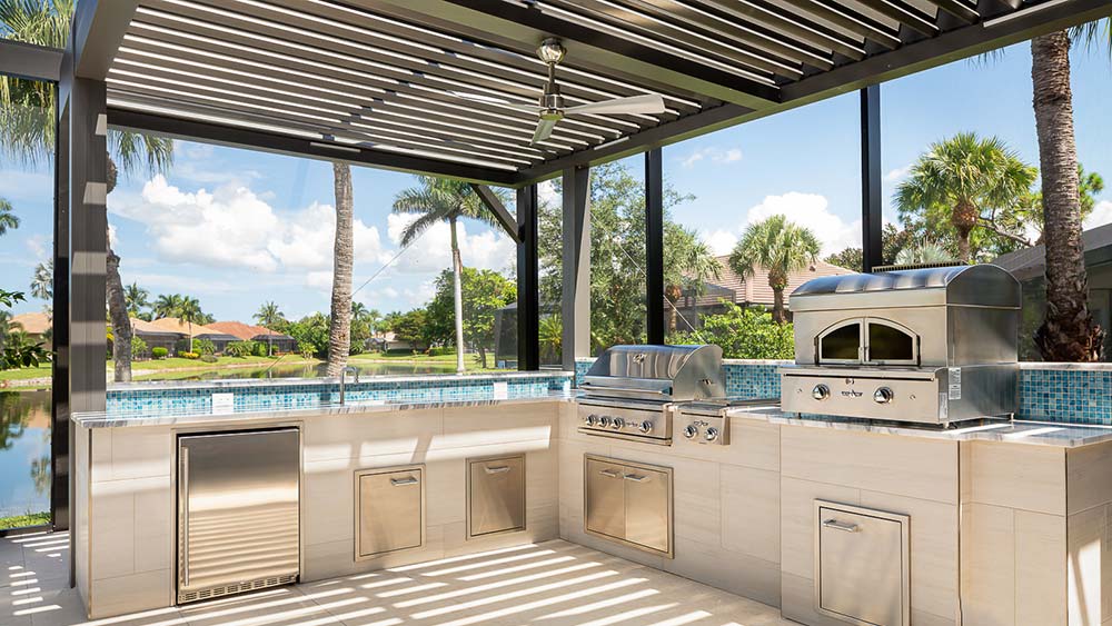 Cantilevered pergola by Azenco