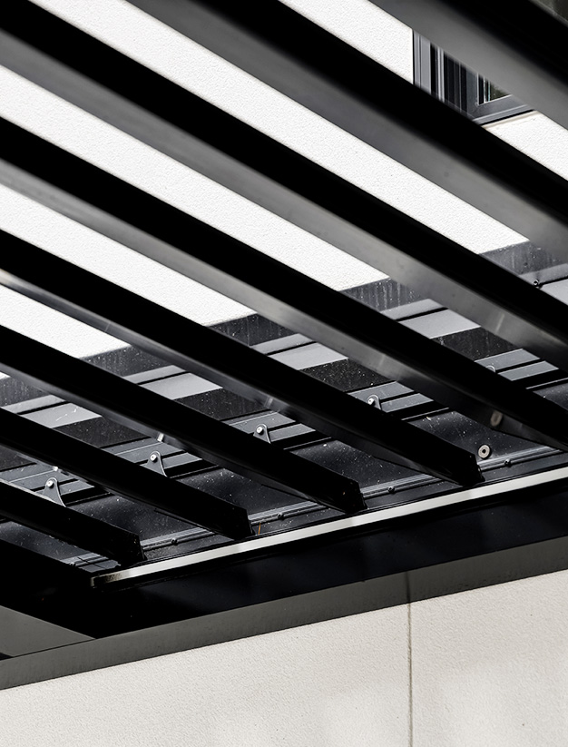 Black louvered roof pergola - Azenco R-BLADE