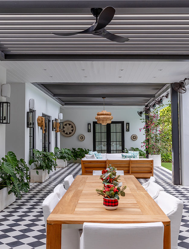 Black louvered roof for a Miami pergola - Azenco
