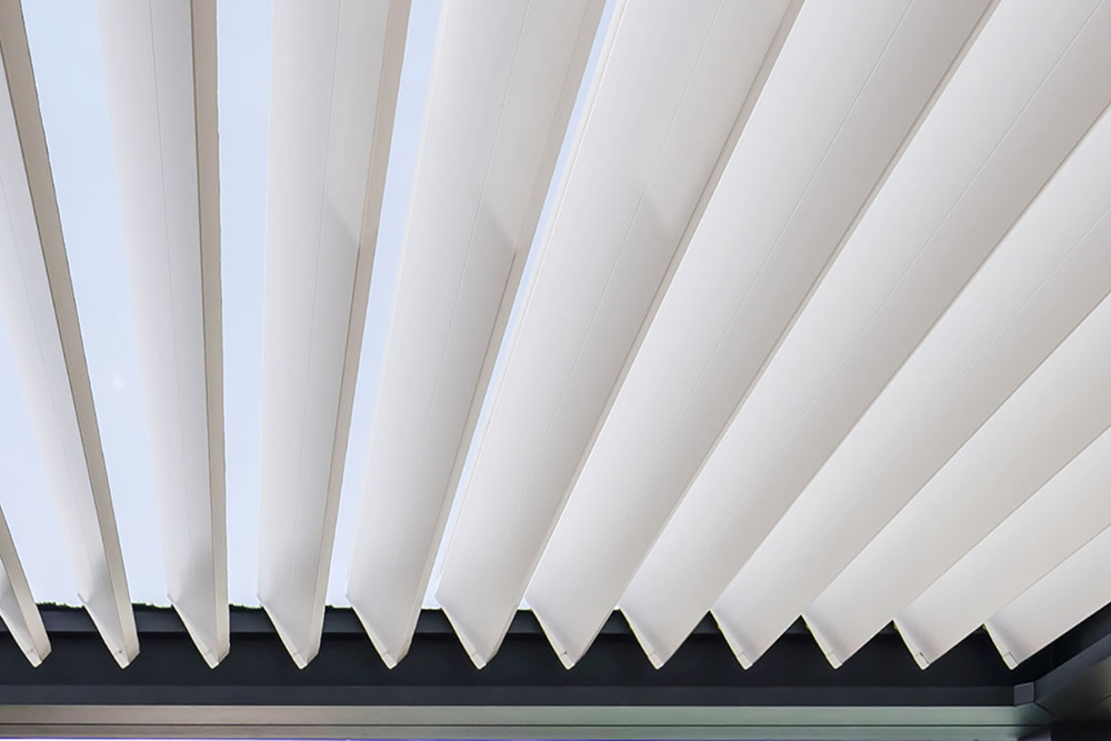 Black frame and whtie louvers - Motorized smart pergola