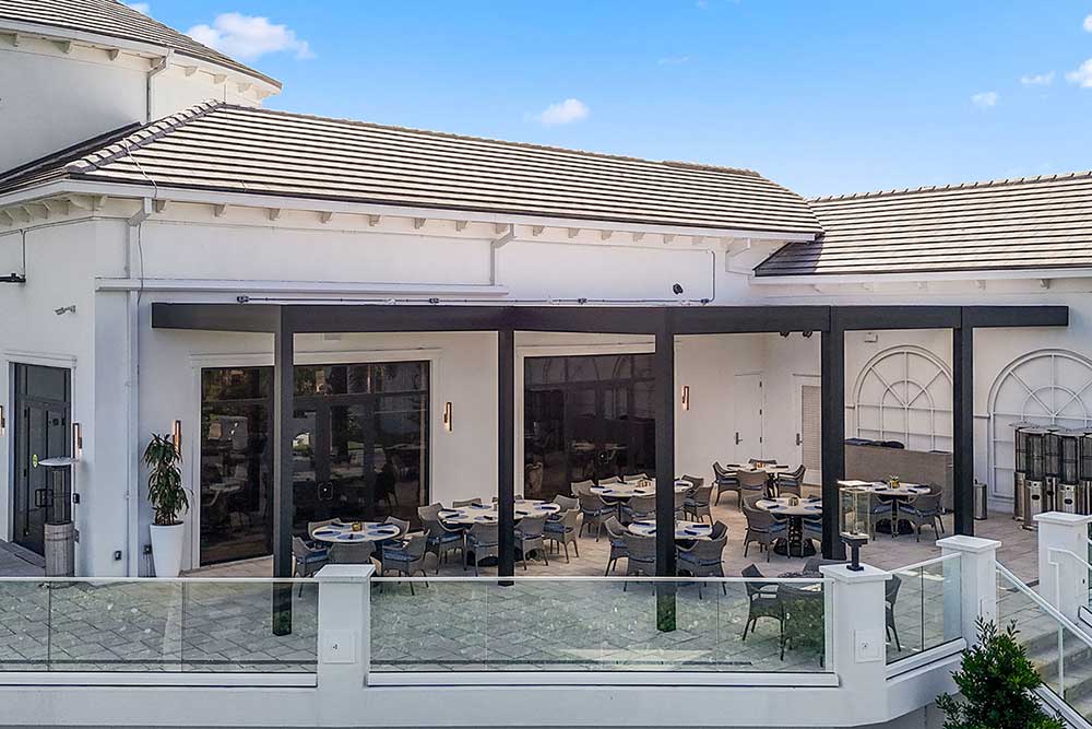 Elevated restaurant terrace with a smart pergola Azenco - Delray Beach, FL
