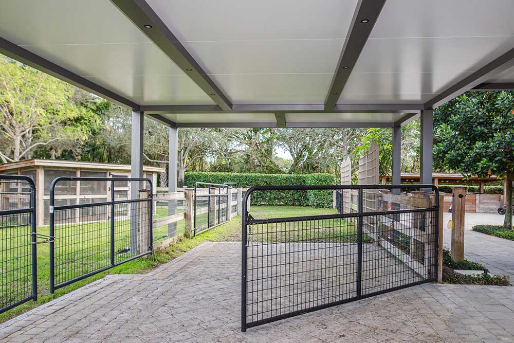 Pergola revolutionizes the classic horse loafing shed