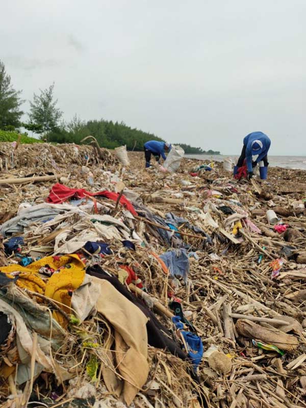 4ocean x Azenco - Cleaning oceans in Banyuwangi Ria Bono Beach Cleanup
