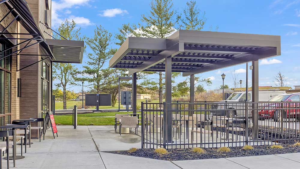 T-Shaped pergola at Starbucks - R-Breeze pergola with fixed angled slats by Azenco