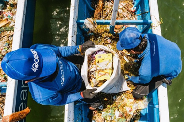 Removing plastic from the Ocean - 04/22/2024 - Azenco and 4ocean