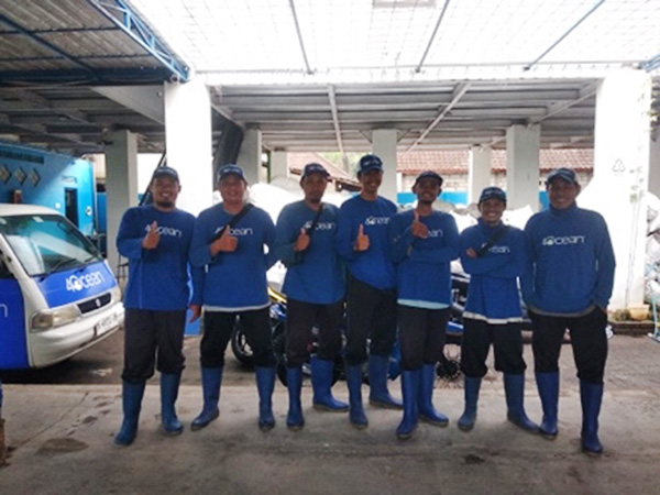 Beach cleanup 4ocean team for Azenco Outdoor for World Ocean 2024