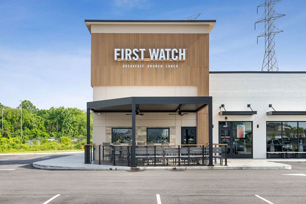 The custom patio cover needed to fit in with the restaurant’s existing style while offering a cozy, inviting space for customers. The iamge features a R-SHADE insulated roof by Azenco Outdoor
