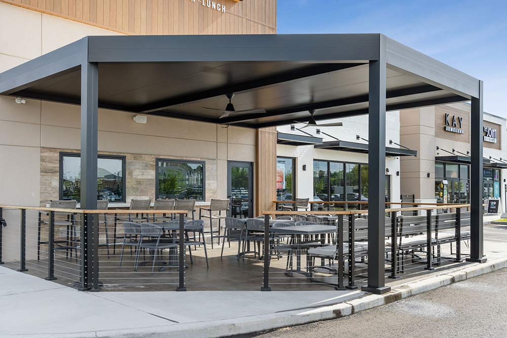 First Watch, a popular breakfast and brunch chain, decided to improve its outdoor dining options by expanding the seating area at its Maryville, Tennessee, location: Model R-SHADE by Azenco Outdoor