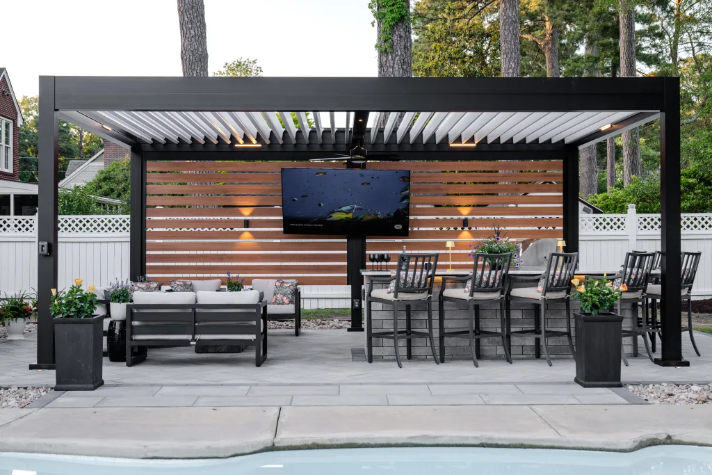 freestanding gray bronze r-blade with outdoor kitchen
