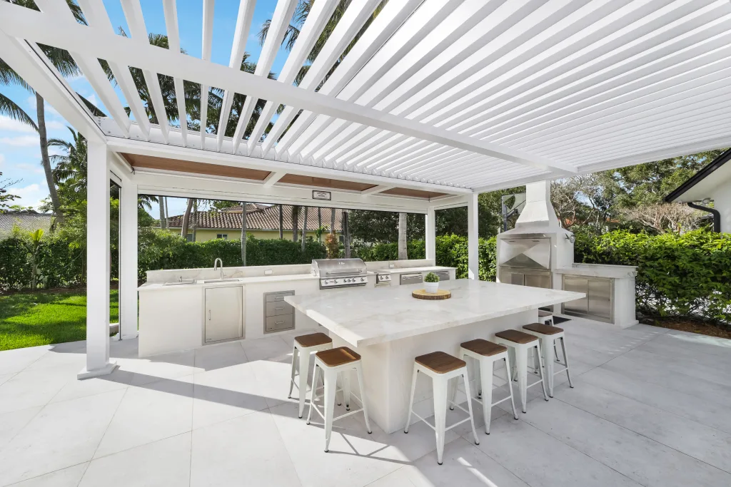 white freestanding r-blade r-shade in backyard
