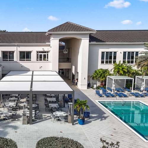 Covered Pool deck with open and close pergola R-BLADE by Azenco